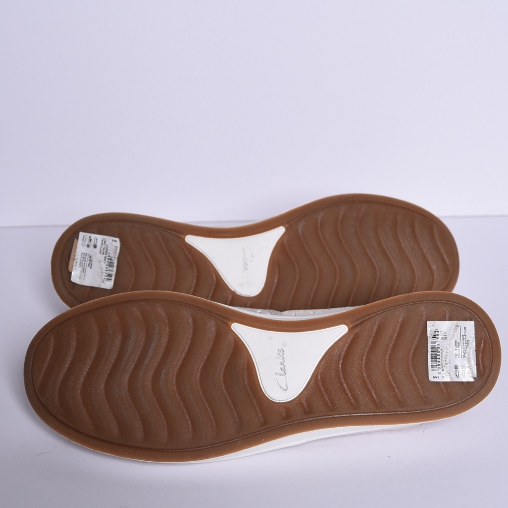 Clark's women's slip on shoes taupe size 8W with floral laser cut‎ detail - Picture 7 of 8